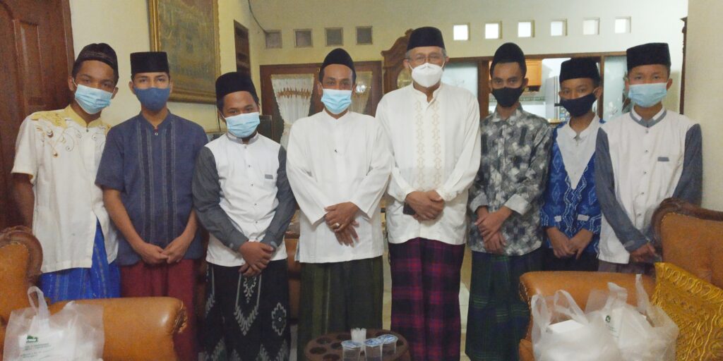 santri bersama Ust Muhaimin Azzet dan Prof Rochmat Wahab